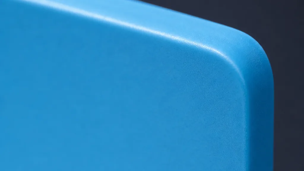 Macro de l’arête et de la finition mate du boîtier FOLDISK, lumière rasante