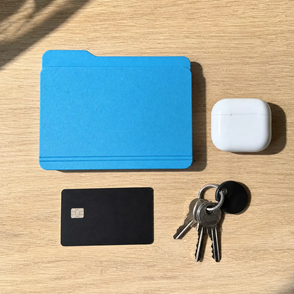 Le FOLDISK à côté d’une carte bancaire, d’un étui d’écouteurs et de clés, pour l’échelle